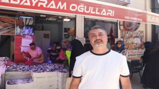 Kandilde bu sefer lokma yerine 1 ton hamsi ücretsiz dağıtıldı