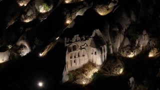 Kapadokyada ışıklandırılan vadiler bölgenin ihtişamını artırdı