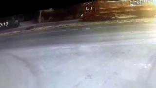 Kara yolunda karşıya geçmeye çalışırken tır çarptı