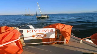 Karaada açıklarında sürüklenen tekne kurtarıldı