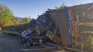 Karabükte hurda yüklü tır devrildi: 1 yaralı