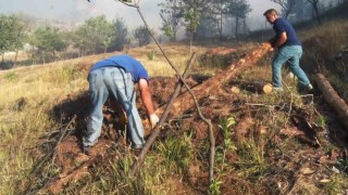 Karabükte köylüler, evlerini korumak için su taşıyarak yangına müdahale etti
