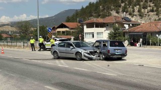 Karabükte otomobiller çarpıştı: 2si çocuk 6 yaralı