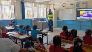 Karacasuda ilkokul öğrencilerine trafik eğitimi