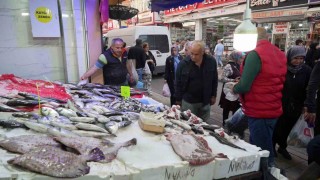 Karadenizdeki olumsuz hava balık tezgahlarını etkiledi