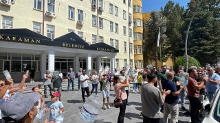 Karamanda 3 gündür susuz kalan site sakinleri durumu belediye önünde protesto etti