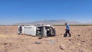 Karamanda minibüs tarlaya takla attı: 1 yaralı