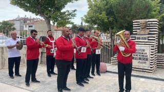 Karamanda öğrenciler yeni eğitim öğretim yılına bando eşliğinde başladı