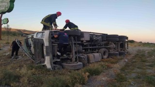 Karapınarda kamyon devrildi: 2 yaralı