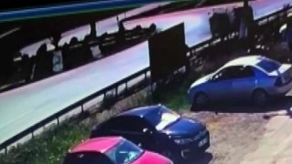 Karasu Belediyesine ait araç ile otomobil kavşakta çarpıştı