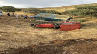 Karayazıda traktör devrildi