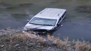 Kars Çayına hafif ticari araç düştü: 1 yaralı