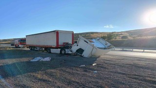 Karşı şeride geçen tır, devrilerek ikiye ayrıldı