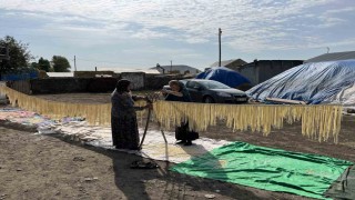 Karsta köylü kadınlar imece usulü erişte kesiyor