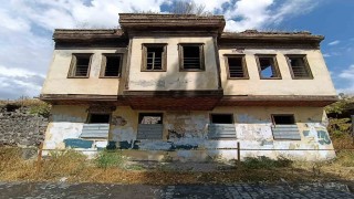 Karsta Tevfik Paşa Konağı gözler önünde yıkılıyor