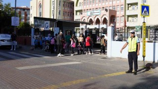 Kartal Belediyesi zabıta ekiplerinden okullarda güvenli trafik uygulaması