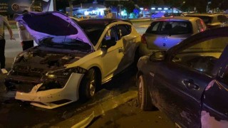 Kartalda kontrolden çıkan otomobil park halindeki araçlara çarptı: 2 yaralı