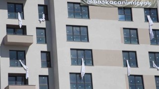 Kartalkaya faciasının sembolü çarşafları binanın penceresinden sarkıttı
