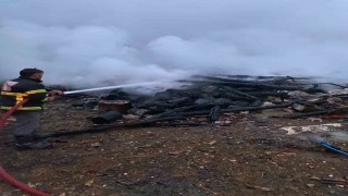 Kastamonuda alevlere teslim olan ahşap ev küle döndü