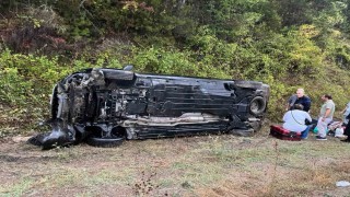 Kastamonuda hafif ticari araç takla attı: 3 yaralı