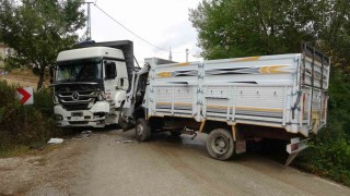 Kastamonuda iki kamyon kafa kafaya çarpıştı: 2 yaralı