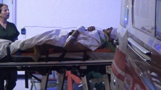 Kavga ederken yola kontrolsüzce atlayan gence otomobil çarptı