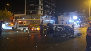 Kavşağa çıkan otomobili adeta biçti, sürücü araçtan fırladı: 3 yaralı