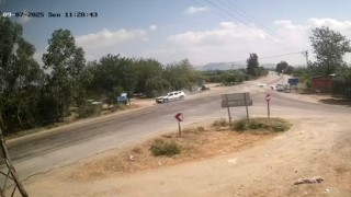 Kavşakta yaşanan kaza güvenlik kamerasına yansıdı