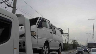 Kaygan zeminde kontrolden çıkan minibüs devrildi: 1 yaralı