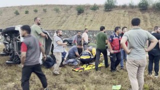 Kayganlaşan yolda minibüs devrildi: 3 yaralı
