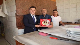 Kaymakam Gündoğdudan dev tahinli pidenin ustasına plaket