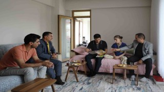 Kaymakam Güzel, evde eğitim gören öğrenciyle bir araya geldi