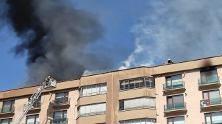 Kayseride 10 katlı binadaki çatı yangını söndürüldü