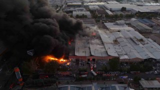 Kayserideki fabrika yangını sürüyor: İtfaiye ekipleri yangını söndürmek için yoğun çaba sarf ediyor