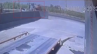 Kaza anı kamerada: Traktörle çarpışan otomobildeki 1 kişi öldü, 3 kişi yaralandı