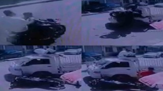 Kaza anları kamerada: Motosikletteki yolcu araç üstünde kaldı