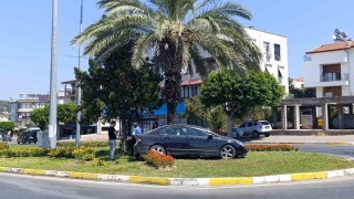 Kaza yapan otomobil refüje çıkarak durabildi