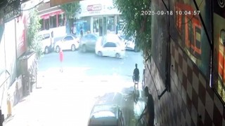 Kaza yapan otomobil yan yattı, yaya son anda kurtuldu