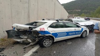 Kazaya müdahale eden polis aracına otomobil çarptı: 2si polis 8 yaralı