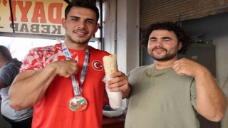 Kebap tezgahından dünya kürsüsüne: bilek güreşinde dünya üçüncüsü oldu