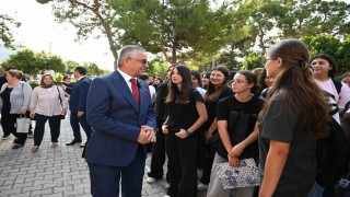 Kemerde ilk zil, kitap ve kırtasiye hediyesiyle geldi