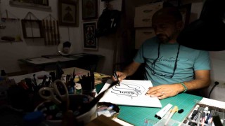 Kendisine terapi olan kaligrafiyi gelecek nesillere aktarıyor