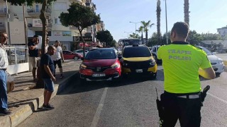 Kendisini bekleyen araca koşarken otomobil çarptı: O anlar güvenlik kamerasında