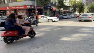 Kent merkezinde ilginç görüntü: 3 kadın aynı motosiklete bindi