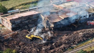 Kereste fabrikası yangınında soğutma çalışmaları sürüyor