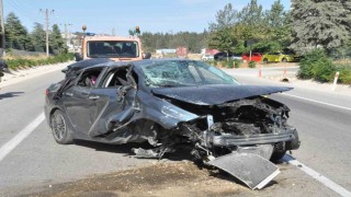 Keşanda beton yükseltiye çarpan otomobilin sürücüsü yaralandı