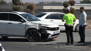 Kiliste iki otomobil çarpıştı: 1 yaralı