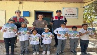 Kiliste jandarmadan öğrencilere dergi ve hediye