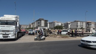 Kiliste otomobil ile hafif ticari araç çarpıştı: 3 yaralı