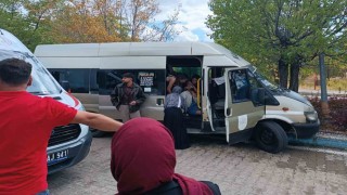 Kırıkkalede dolmuş ağaca çarptı: 13 üniversite öğrenicisi yaralı